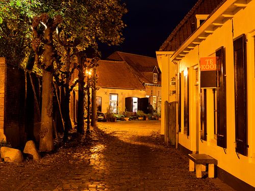 Une petite rue de Harderwijk le soir