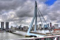 Erasmusbrug Rotterdam met dreigende wolkenlucht