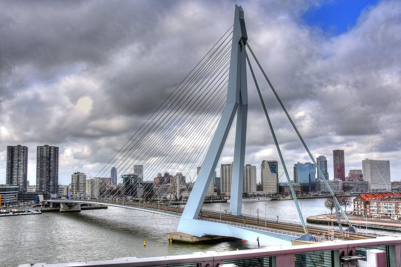Erasmusbrug Rotterdam met dreigende wolkenlucht van Marcel van Kan
