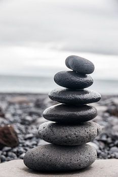 Homme de pierre sur la plage islandaise