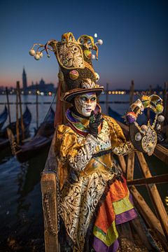 Zonsondergang bij het carnaval in Venetië