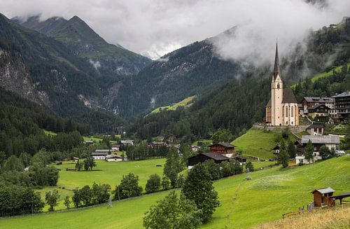 kijk op Heiligenblut in een groene vallei