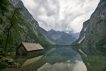 Het boothuis van het prachtige Obersee meer in Berchtesgaden van Bart cocquart