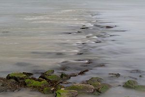 Stromend water over stenen in een rivier van Leo Luijten