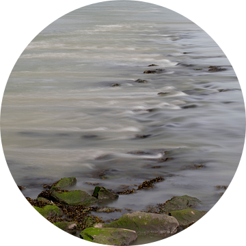Stromend water over stenen in een rivier van Leo Luijten