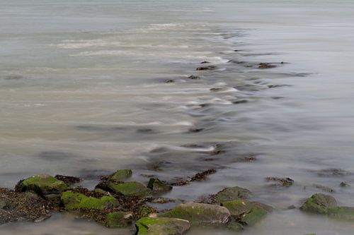 Stromend water over stenen in een rivier