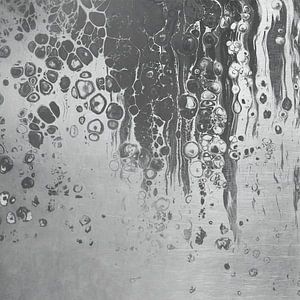 Modernes Kunstwerk in Grau auf grauem Stahl. Serie: Gemischte Medien