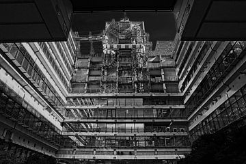 Courtyard Klinikum Aachen by Rob Boon
