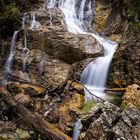 Bij de Lainbachwaterval, de waterval in het bos -de waterval in het bos - la cascade dans la foret van Christina Bauer Photos