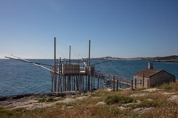 Trabucco di Molinella nabij Vieste, Italië van Joost Adriaanse