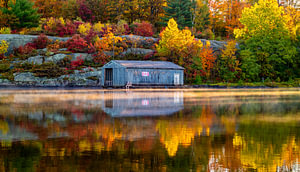 Bootshaus im Herbst