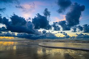 Sonnenuntergang am Strand von Texel mit Sanddünen im Vordergrund