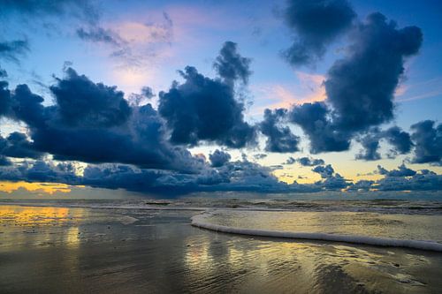 Zonsondergang op het strand van Texel met zandduinen op de voorgrond