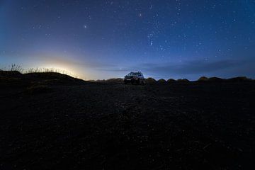 Dacia Duster auto onder de sterrenhemel in IJsland van Roy Poots