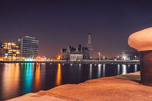 Nachtaufnahme der Bonapartedok mit dem Gebäude der Lotsenstation im Hintergrund.