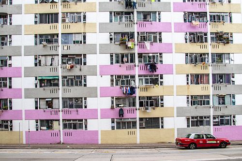 Hongkongse Taxi voor een Hongkongs Flatgebouw