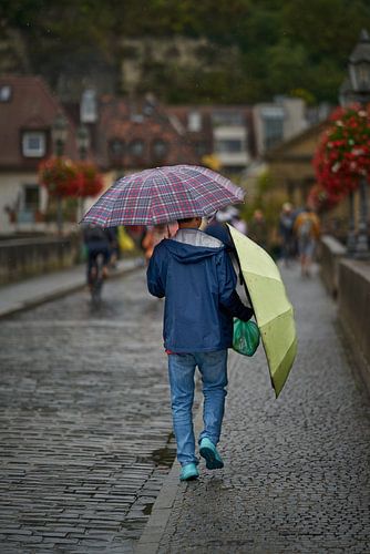 Touriste sur le vieux pont du Main sur Heiko Kueverling