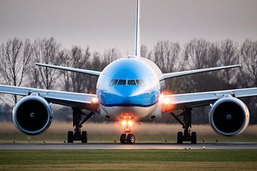 KLM Boeing 777-200ER lining-up voor take-off Polderbaan Schiphol