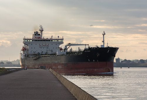 Groot zeeschip en zonopkomst van af de pier Wijk aan Zee