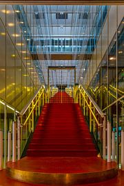 Trapopgang in rood en goud. von Cor Pot