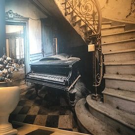 Customer photo: Piano at staircase by Inge van den Brande, as wallpaper