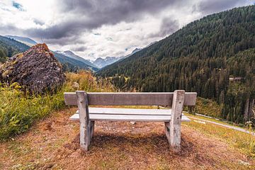 Banc en bois vide dans les montagnes suisses sur Dafne Vos