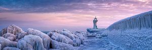 Vereister Leuchtturm auf Rügen im Winter