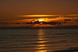 Am Strand von Blåvand bei Sonnenuntergang am Meer von Martin Köbsch