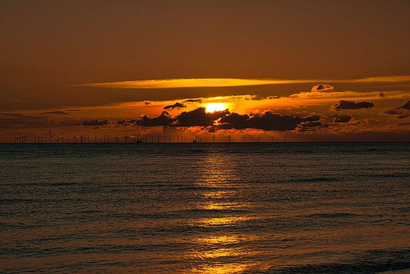 Sur la plage de Blåvand au coucher du soleil sur la mer par Martin Köbsch