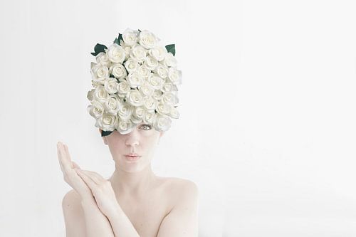 Sereen Zelfportret met Witte Rozen op Witte Achtergrond: Elegantie en Rust voor Uw Interieur