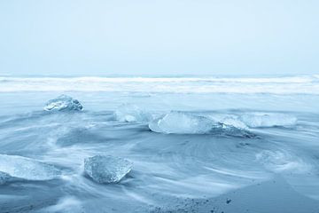 Strand met ijsrotsen van PeetMagneet