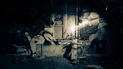 Vervallen en verlaten zolder met zonlicht, oude stations koffiehuis Veghel