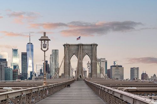 NYC Sonnenaufgang über der Brooklyn Bridge von Melanie Viola