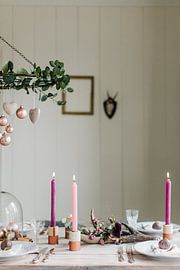 Christmas at the table in soft colours by Nienke van Denderen