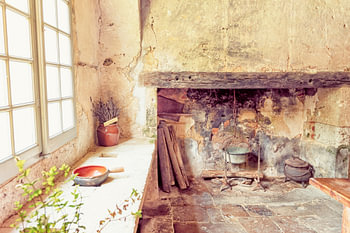 klooster keuken met lavendel en haard