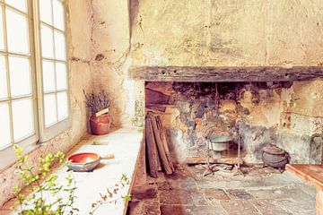 klooster keuken met lavendel en haard van okkofoto