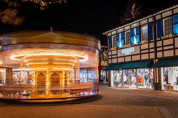 Carrousel in beweging. Designer Outlet Roermond van Triki Photography