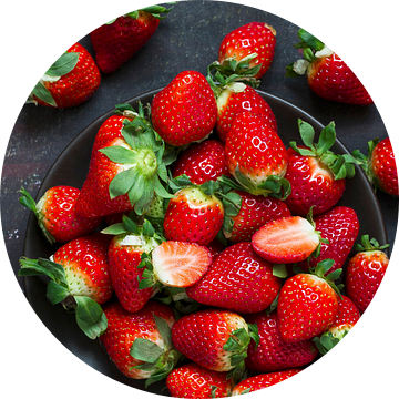 SF 11426201 Verse aardbeiden op een zwarte antraciet