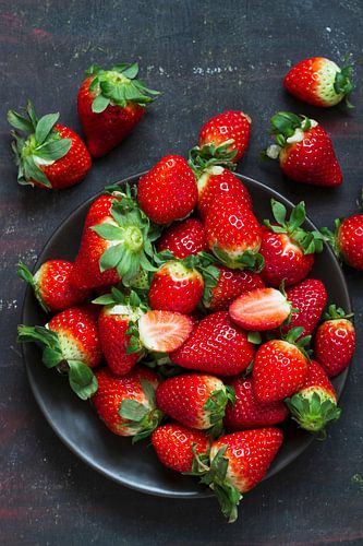 SF 11426201 Verse aardbeiden op een zwarte antraciet