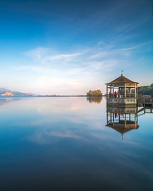 Pavillon am Massaciuccoli-See – Spiegelung des Sonnenuntergangs in Torre del Lago
