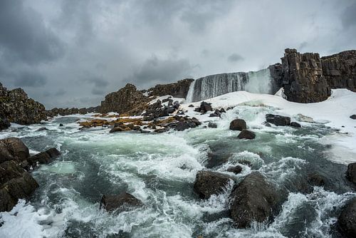 De woeste Öxarárfoss in het nationale park Þingvellir