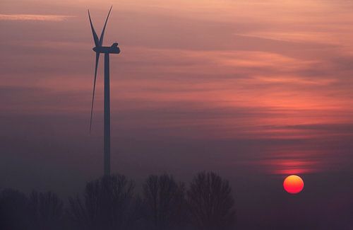 Windmolen bij zonsopkomst.