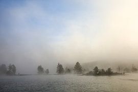 Nuages de brouillard au-dessus des lacs de Schwackenreut près de Mühlingen-Schwackenreute sur BlattArt - Christine Horn