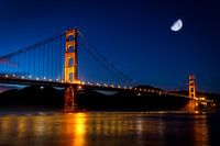 Golden Gate Bridge à San Francisco la nuit avec la lune