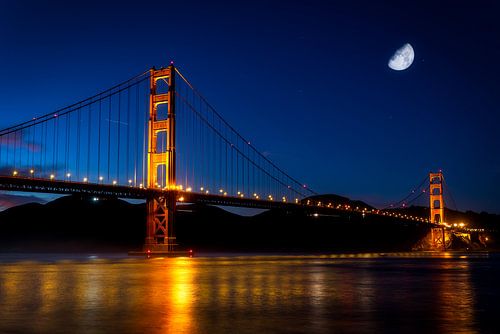 Golden Gate Brug in San Francisco bij nacht met maan