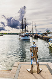 Blick über den Oslofjord auf Segelschiffe und eine Skulptur