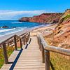 Passerelle vers la plage d'Amado, côte rocheuse de l'Algarve Portugal sur SusaZoom