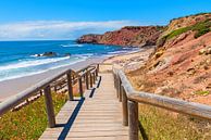 Loopbrug naar het strand van Amado, rotskust Algarve Portugal van SusaZoom thumbnail