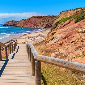 Loopbrug naar het strand van Amado, rotskust Algarve Portugal van SusaZoom