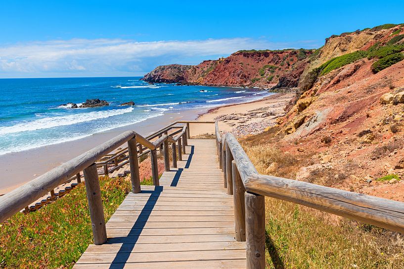 Loopbrug naar het strand van Amado, rotskust Algarve Portugal van SusaZoom